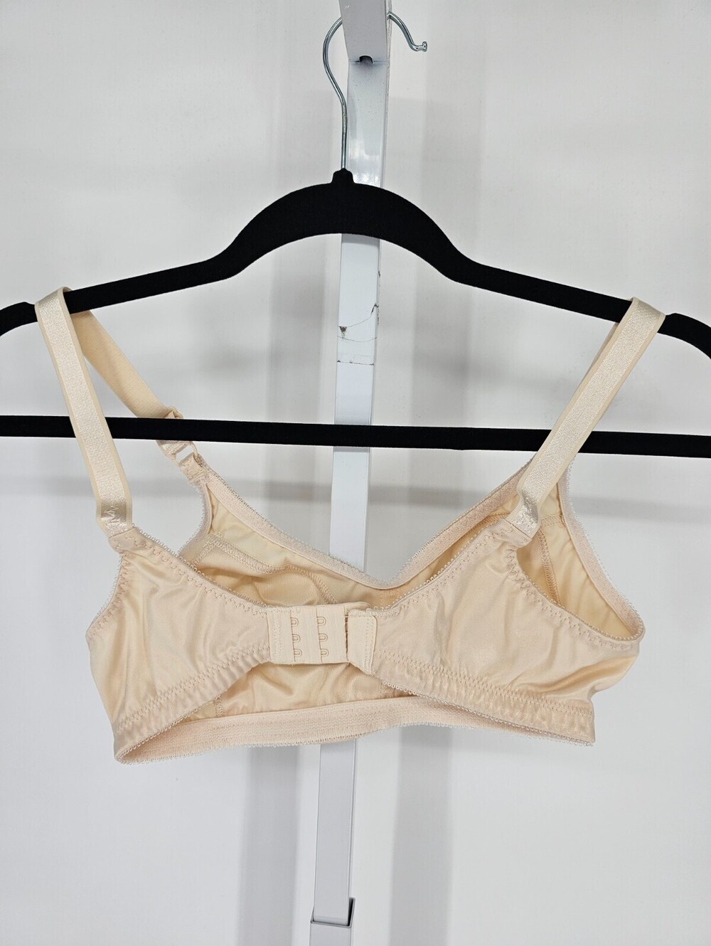 Bali Womens Sz 34B Unlined T Shirt Bra Style 3820 Beige Satin - Picture 3 of 4
